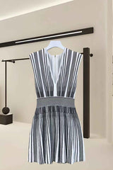 Two-tone v-neck sleeveless flared knit mini dress